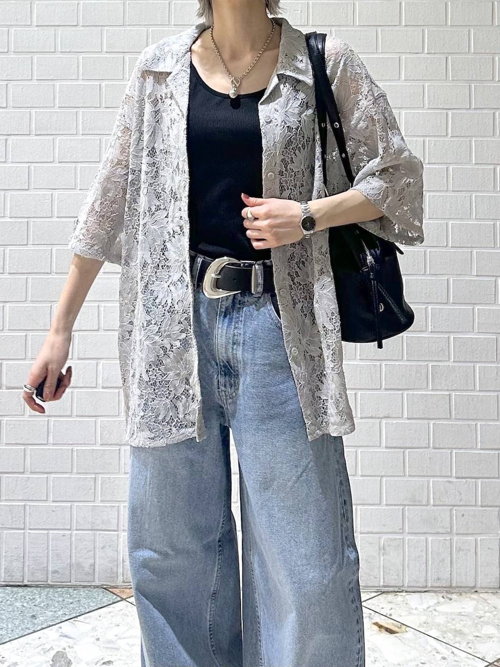 ブラック系のキャミソール、ベージュ系のシャツ/ブラウス、ブルー系のデニムパンツを着用したレディースの春コーディネートの8枚目の写真