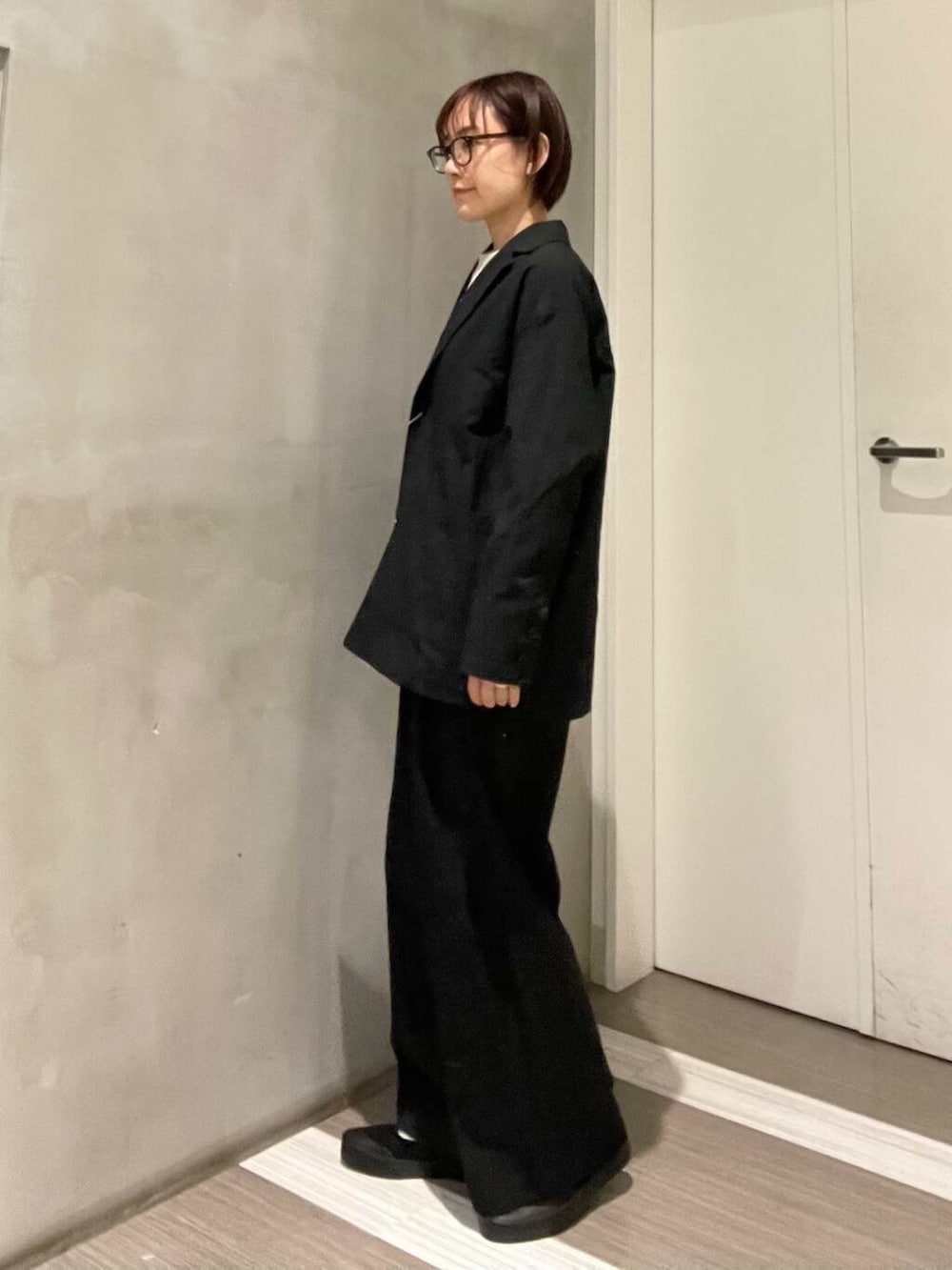 グレー系のスウェット、ブラック系のその他アウター、ブラック系のその他パンツを着用したレディースの春コーディネートの5枚目の写真