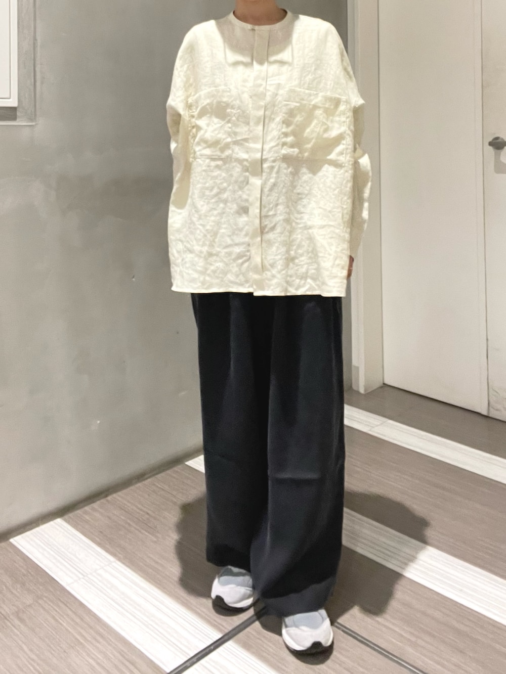 イエロー系のシャツ/ブラウス、ブルー系のその他パンツを着用したレディースの春コーディネートの3枚目の写真