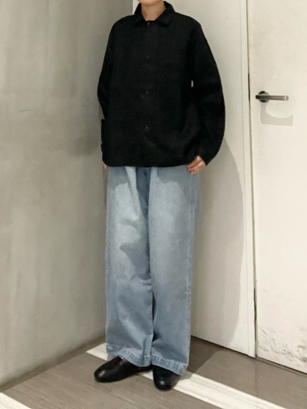 ブラック系のローファー、ホワイト系のTシャツ/カットソー、ブラック系のカバーオールを着用したレディースの春コーディネートの5枚目の写真