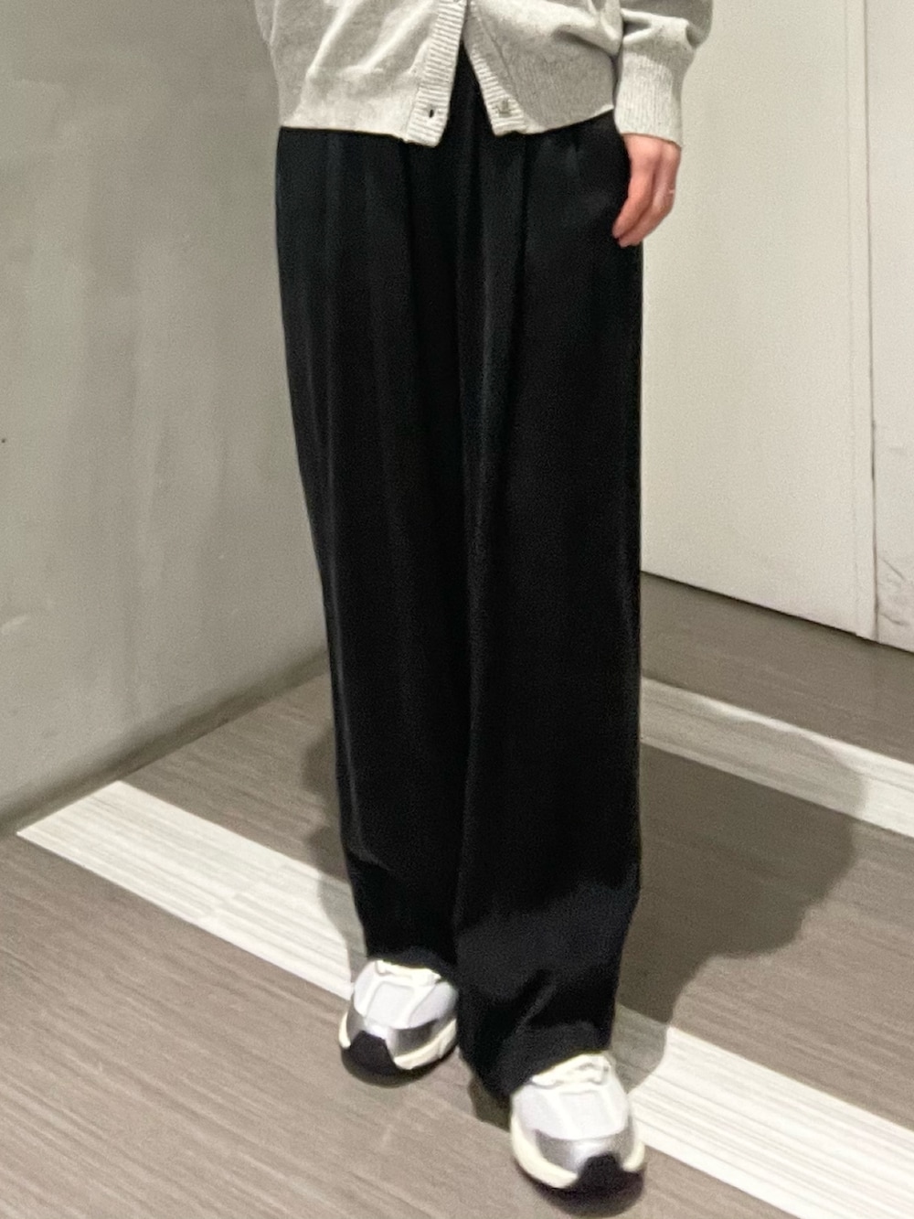 グレー系のニット/セーター、ブラック系のその他パンツ、シルバー系のスニーカーを着用したレディースの冬コーディネートの5枚目の写真