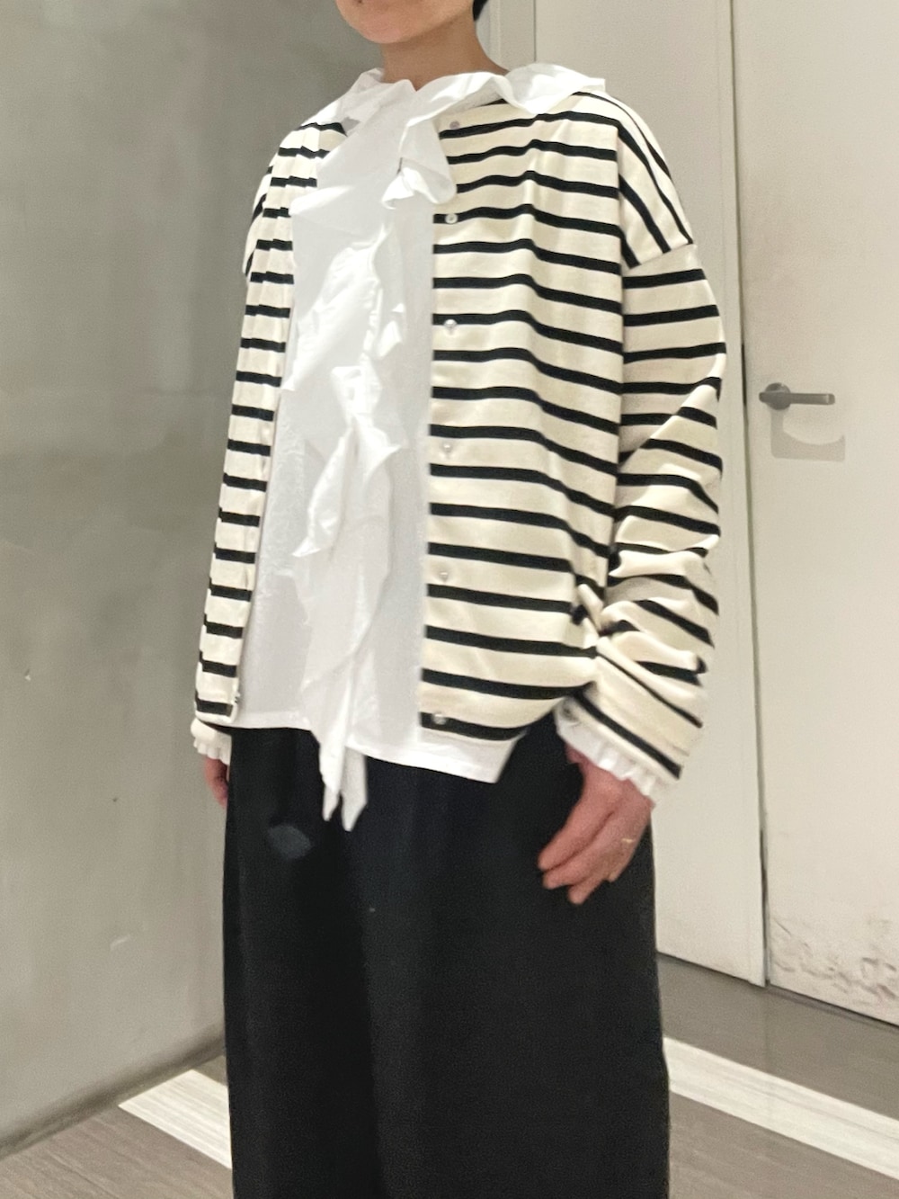 ブラック系のその他パンツ、ブラック系のパンプス、その他のカーディガン/ボレロを着用したレディースの冬コーディネートの3枚目の写真