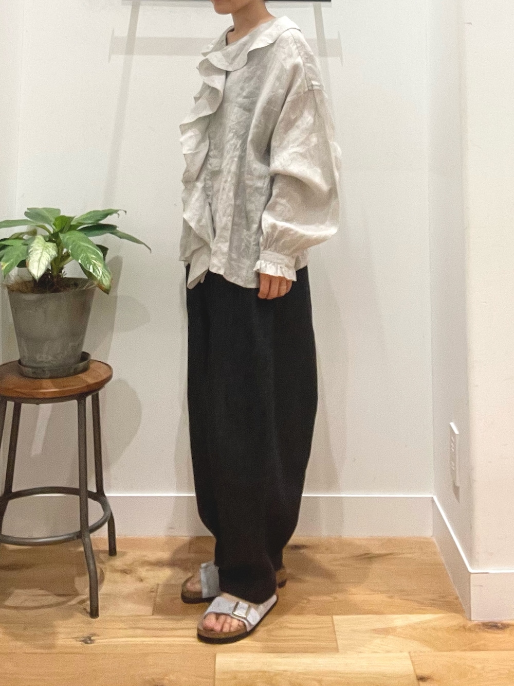ブルー系のサンダル、ブルー系のデニムパンツ、グレー系のシャツ/ブラウスを着用したレディースの春コーディネートの3枚目の写真