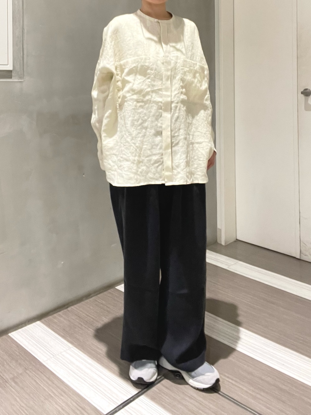 イエロー系のシャツ/ブラウス、ブルー系のその他パンツを着用したレディースの春コーディネートの2枚目の写真