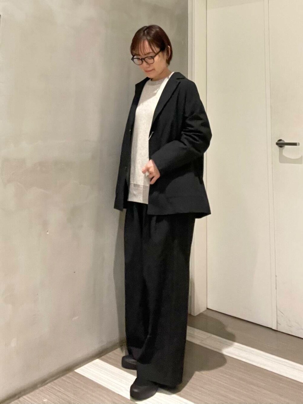 グレー系のスウェット、ブラック系のその他アウター、ブラック系のその他パンツを着用したレディースの春コーディネートの6枚目の写真