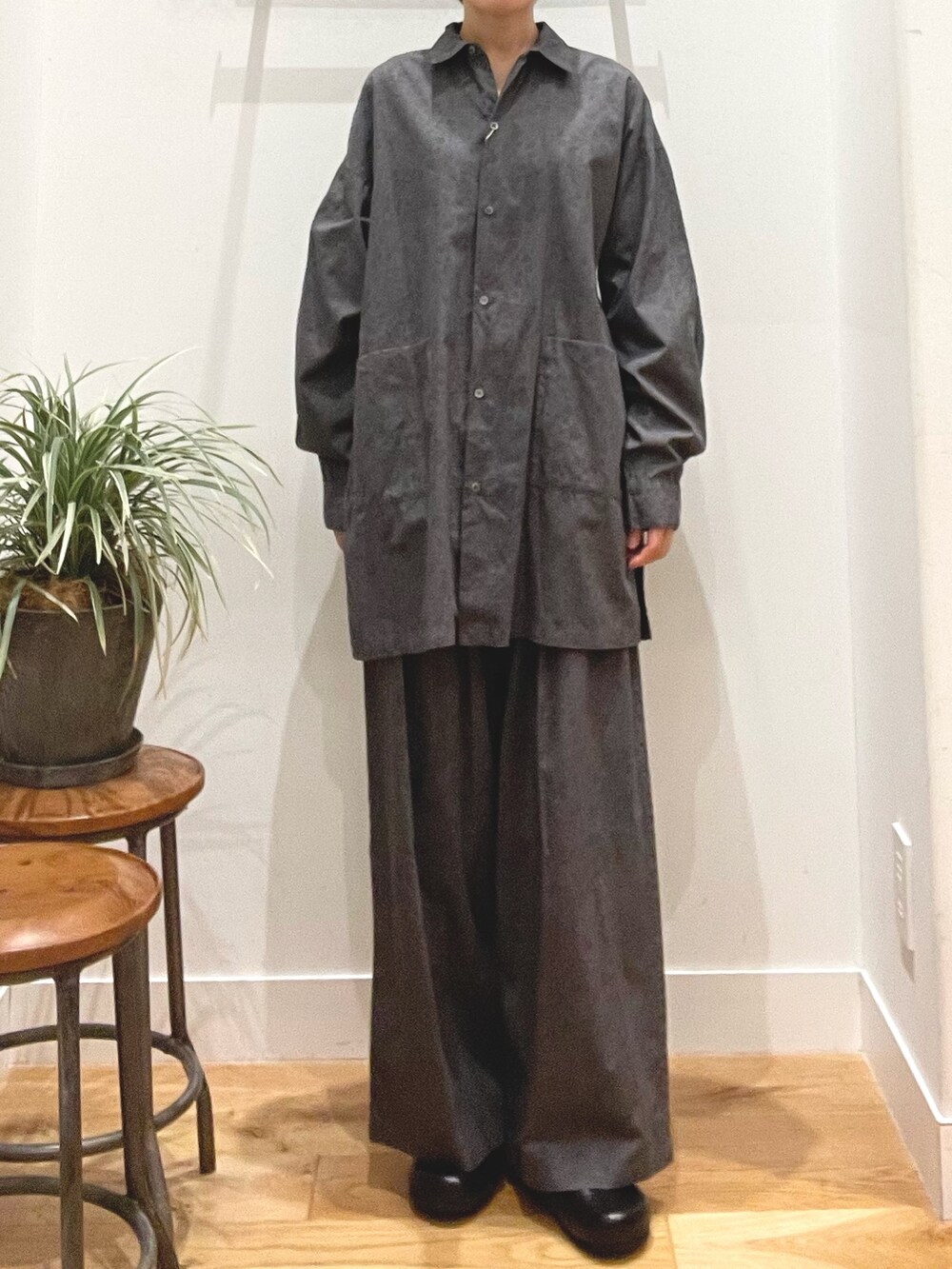 ブラック系のその他シューズ、グレー系のその他パンツ、グレー系のシャツ/ブラウスを着用したレディースの秋コーディネートの6枚目の写真