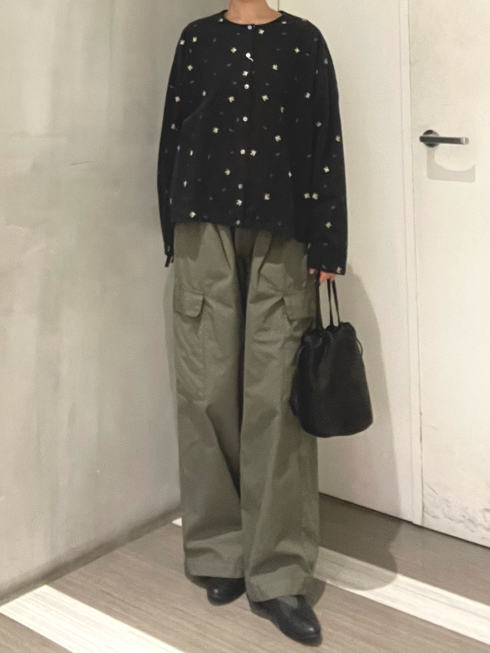 ブラック系のパンプス、グリーン系のその他パンツ、ブラック系のシャツ/ブラウスを着用したレディースの冬コーディネートの4枚目の写真