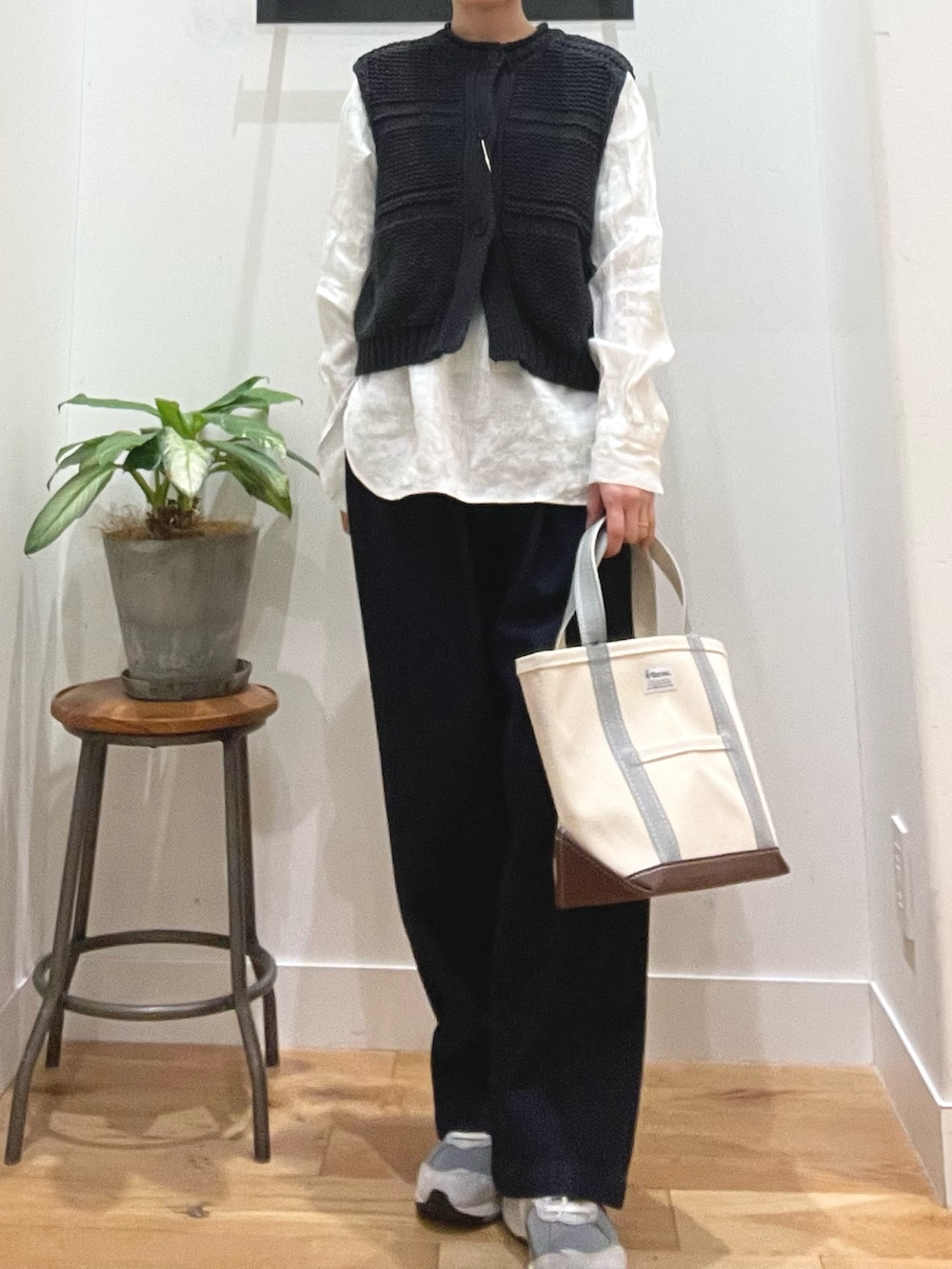 ブラック系のベスト、ホワイト系のシャツ/ブラウス、ブルー系のその他パンツを着用したレディースの春コーディネートの2枚目の写真