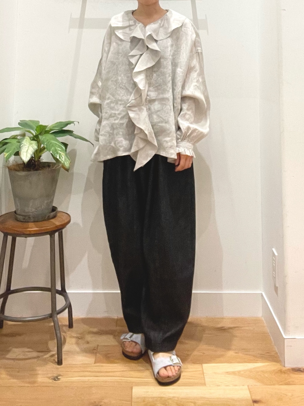 ブルー系のサンダル、ブルー系のデニムパンツ、グレー系のシャツ/ブラウスを着用したレディースの春コーディネートの2枚目の写真