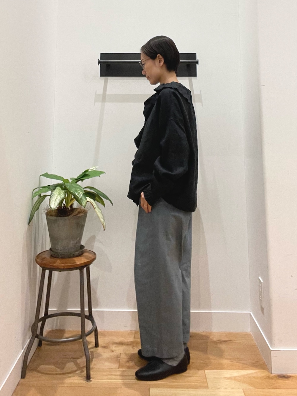 ブラック系のシャツ/ブラウス、ブルー系のその他パンツ、ブラック系のその他シューズを着用したレディースの春コーディネートの3枚目の写真