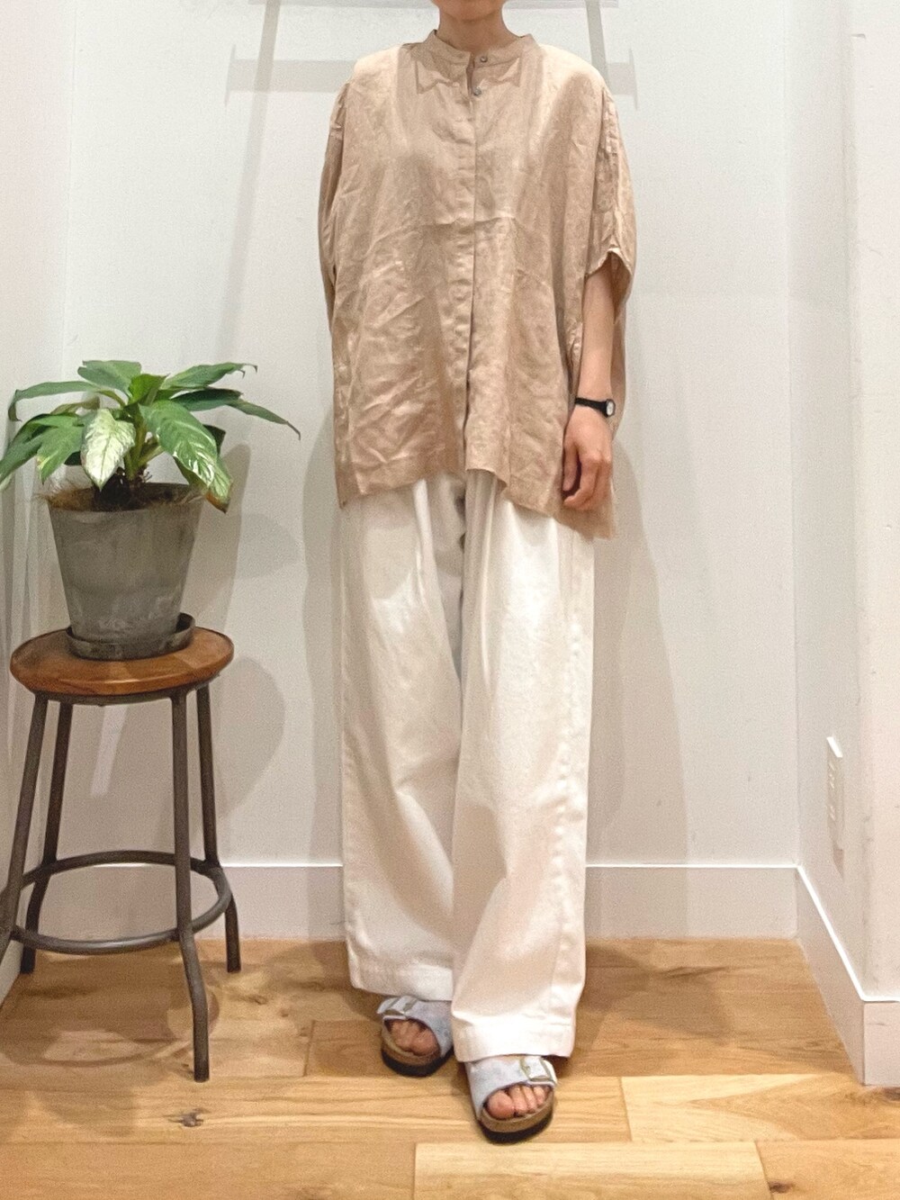 ブルー系のサンダル、ホワイト系のその他パンツ、ピンク系のシャツ/ブラウスを着用したレディースの夏コーディネートの2枚目の写真