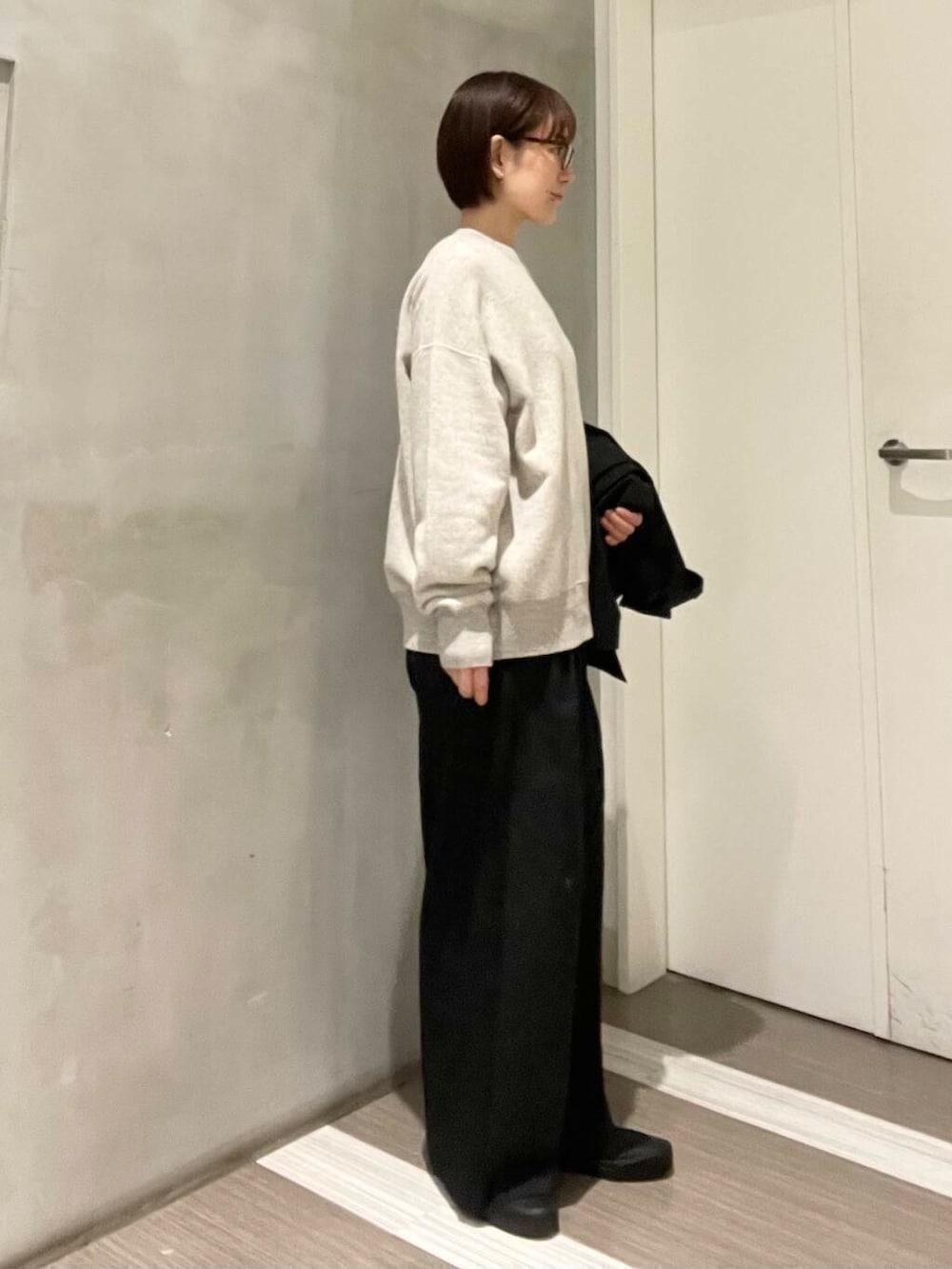 グレー系のスウェット、ブラック系のその他アウター、ブラック系のその他パンツを着用したレディースの春コーディネートの8枚目の写真