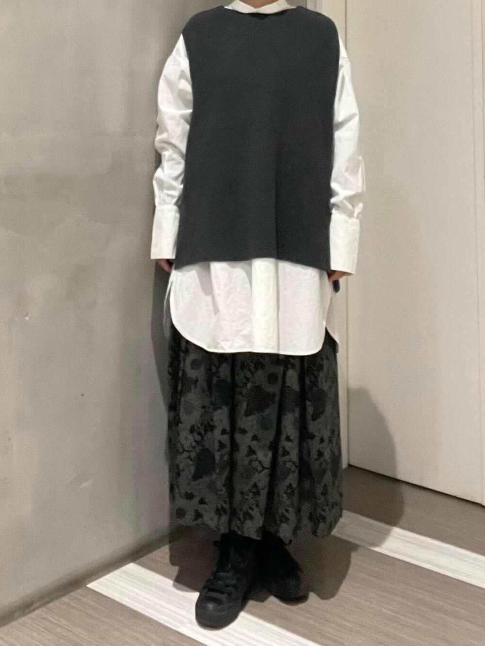 「ママコーデ、かぐれ、アーバンリサーチドアーズ、春アウター、newarrival、30代、40代、骨格ナチュラル、イエベ秋、スタッフのこれ買いました、ナチュラル×カジュアル、ナチュラル×きれいめ、暮らしを楽しむ、春のジャケットスタイル」｜「かぐれのドライコットンニットベスト（ベスト、グレー系）」を使った、iseさん（レディース・157cm）の冬コーディネートの8枚目の写真