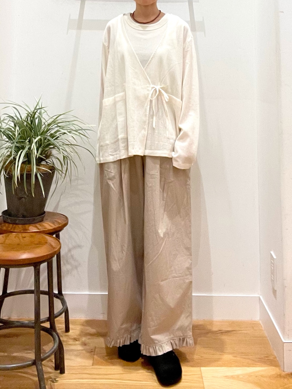 ベージュ系のその他パンツ、ベージュ系のシャツ/ブラウス、ベージュ系のタンクトップを着用したレディースの夏コーディネートの3枚目の写真
