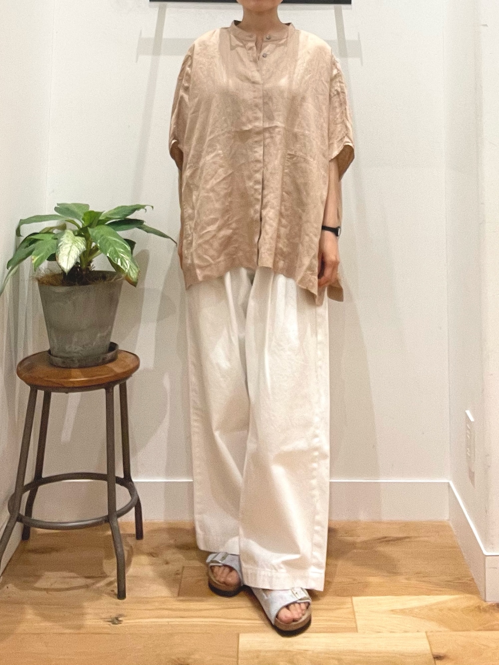 ブルー系のサンダル、ホワイト系のその他パンツ、ピンク系のシャツ/ブラウスを着用したレディースの夏コーディネートの5枚目の写真