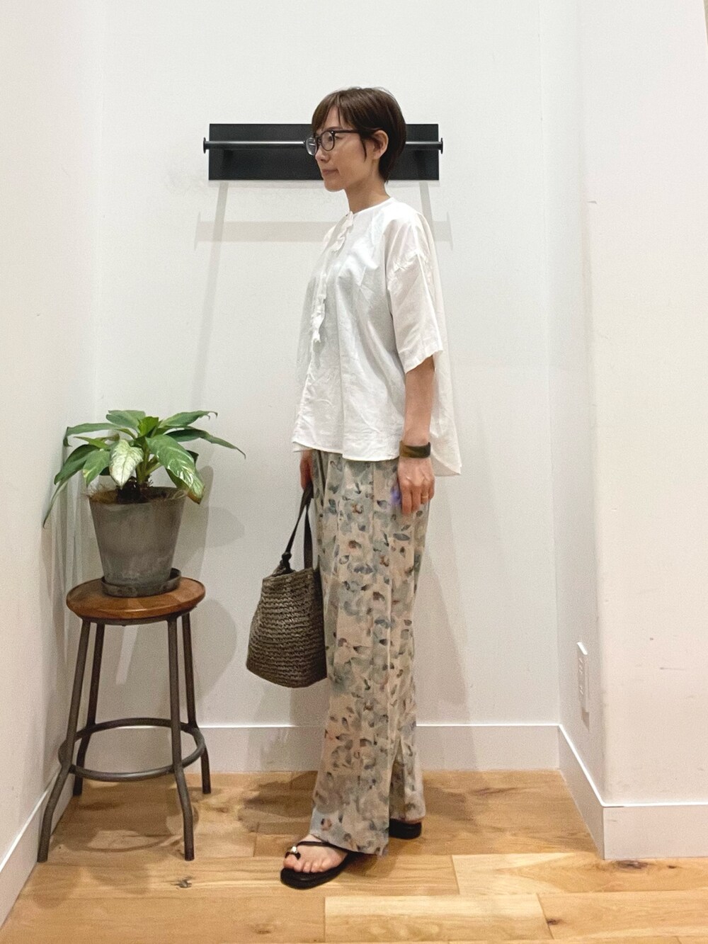 ホワイト系のシャツ/ブラウス、ブルー系のその他パンツ、グレー系のかごバッグを着用したレディースの夏コーディネートの3枚目の写真