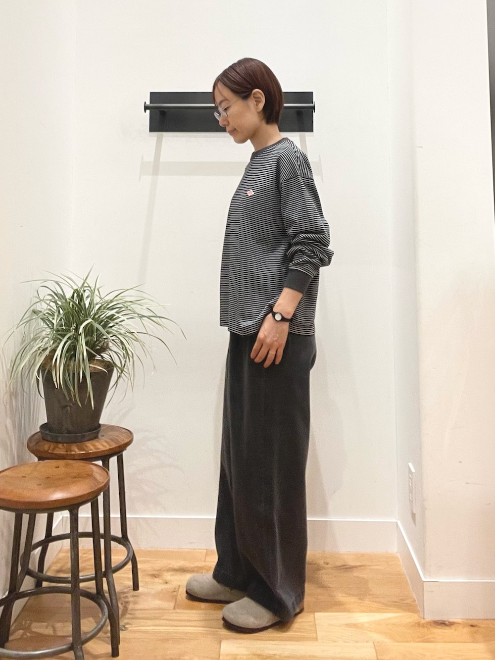 ブラック系のTシャツ/カットソー、ベージュ系のその他シューズ、ブラック系のデニムパンツを着用したレディースの夏コーディネートの2枚目の写真