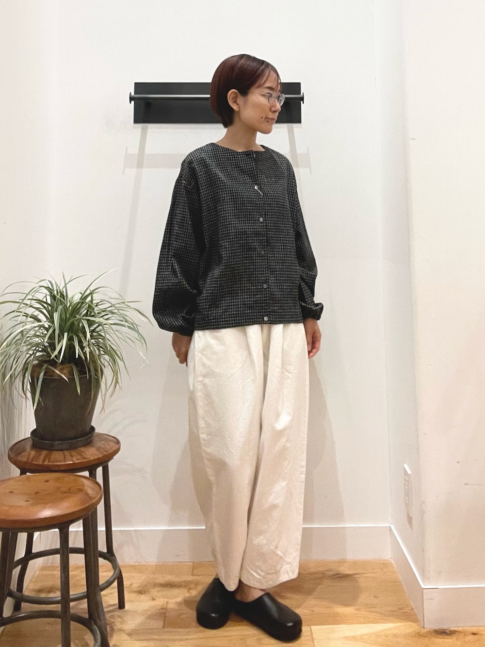 ブラック系のカーディガン/ボレロ、ホワイト系のその他パンツ、ブラック系のその他シューズを着用したレディースの秋コーディネートの2枚目の写真
