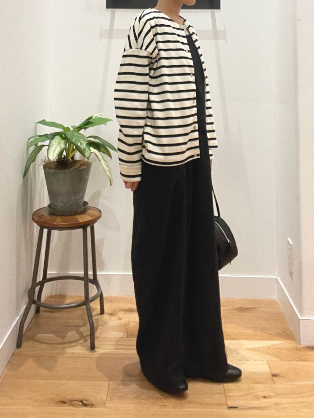 ブラック系のボストンバッグ、ブラック系のその他シューズ、その他のカーディガン/ボレロを着用したレディースの春コーディネートの5枚目の写真