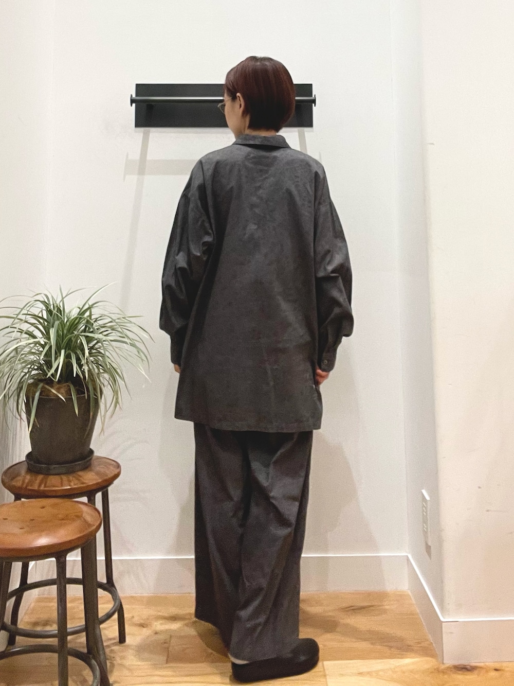 ブラック系のその他シューズ、グレー系のその他パンツ、グレー系のシャツ/ブラウスを着用したレディースの秋コーディネートの4枚目の写真