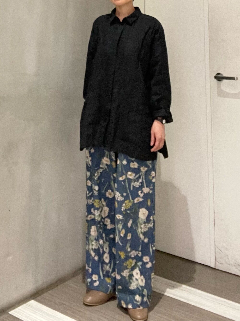 ブルー系のその他パンツ、ブラック系のシャツ/ブラウス、ベージュ系のローファーを着用したレディースの春コーディネートの3枚目の写真
