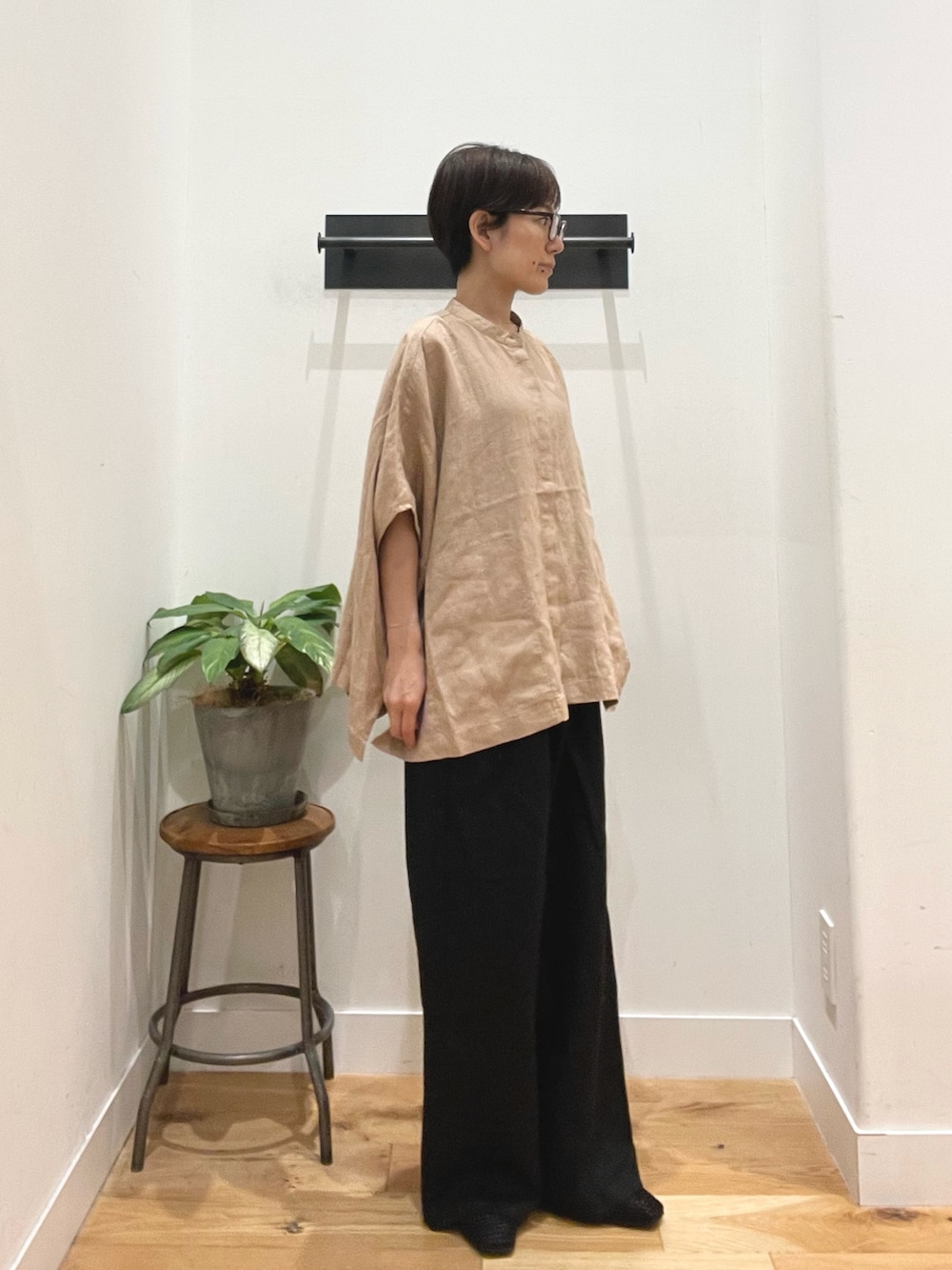 ピンク系のシャツ/ブラウス、ブラック系のその他パンツ、ブラック系のサンダルを着用したレディースの春コーディネートの4枚目の写真