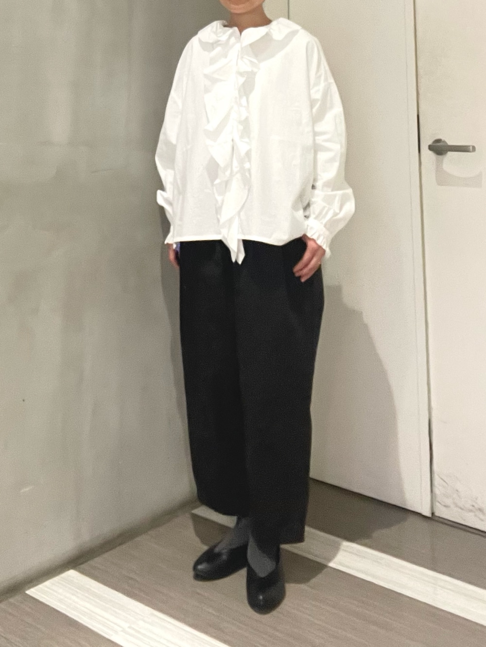 ブラック系のその他パンツ、ブラック系のパンプス、その他のカーディガン/ボレロを着用したレディースの冬コーディネートの6枚目の写真