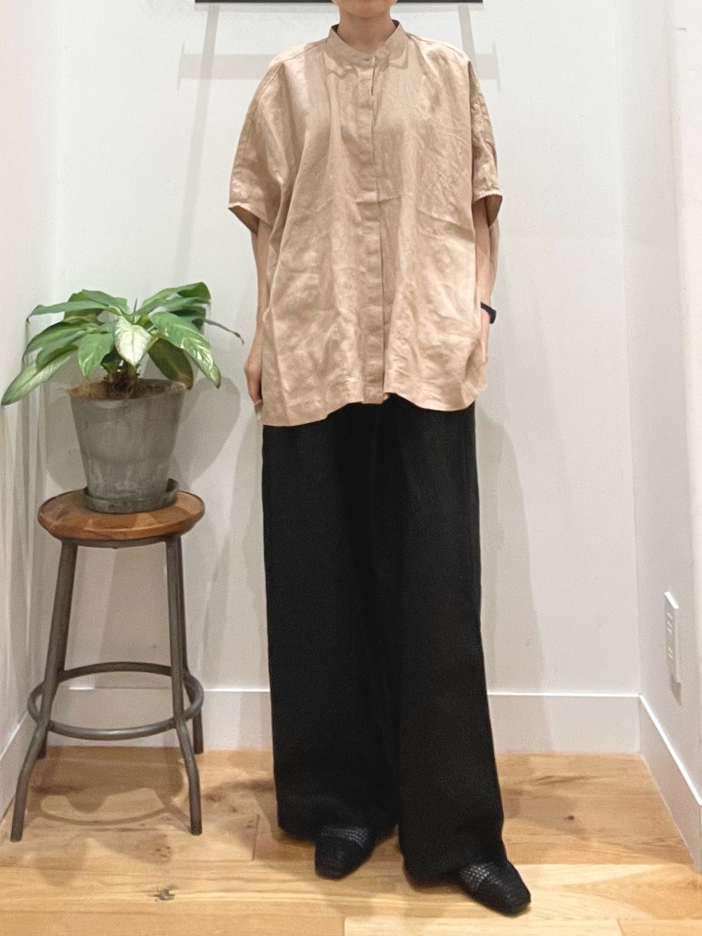 ピンク系のシャツ/ブラウス、ブラック系のその他パンツ、ブラック系のサンダルを着用したレディースの春コーディネートの2枚目の写真