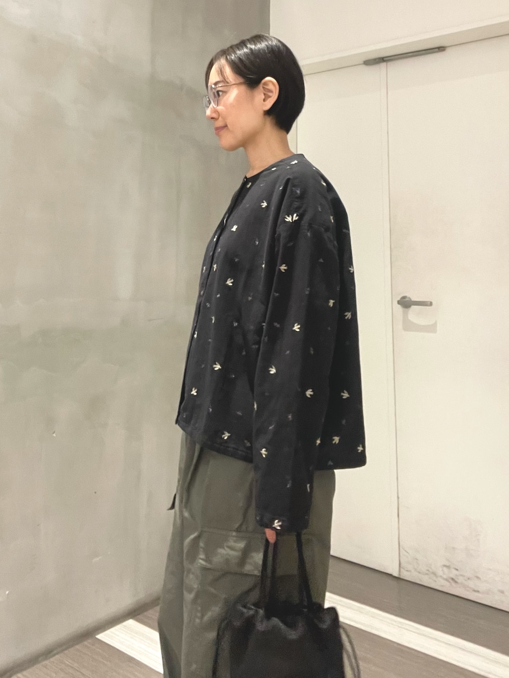 ブラック系のパンプス、グリーン系のその他パンツ、ブラック系のシャツ/ブラウスを着用したレディースの冬コーディネートの3枚目の写真