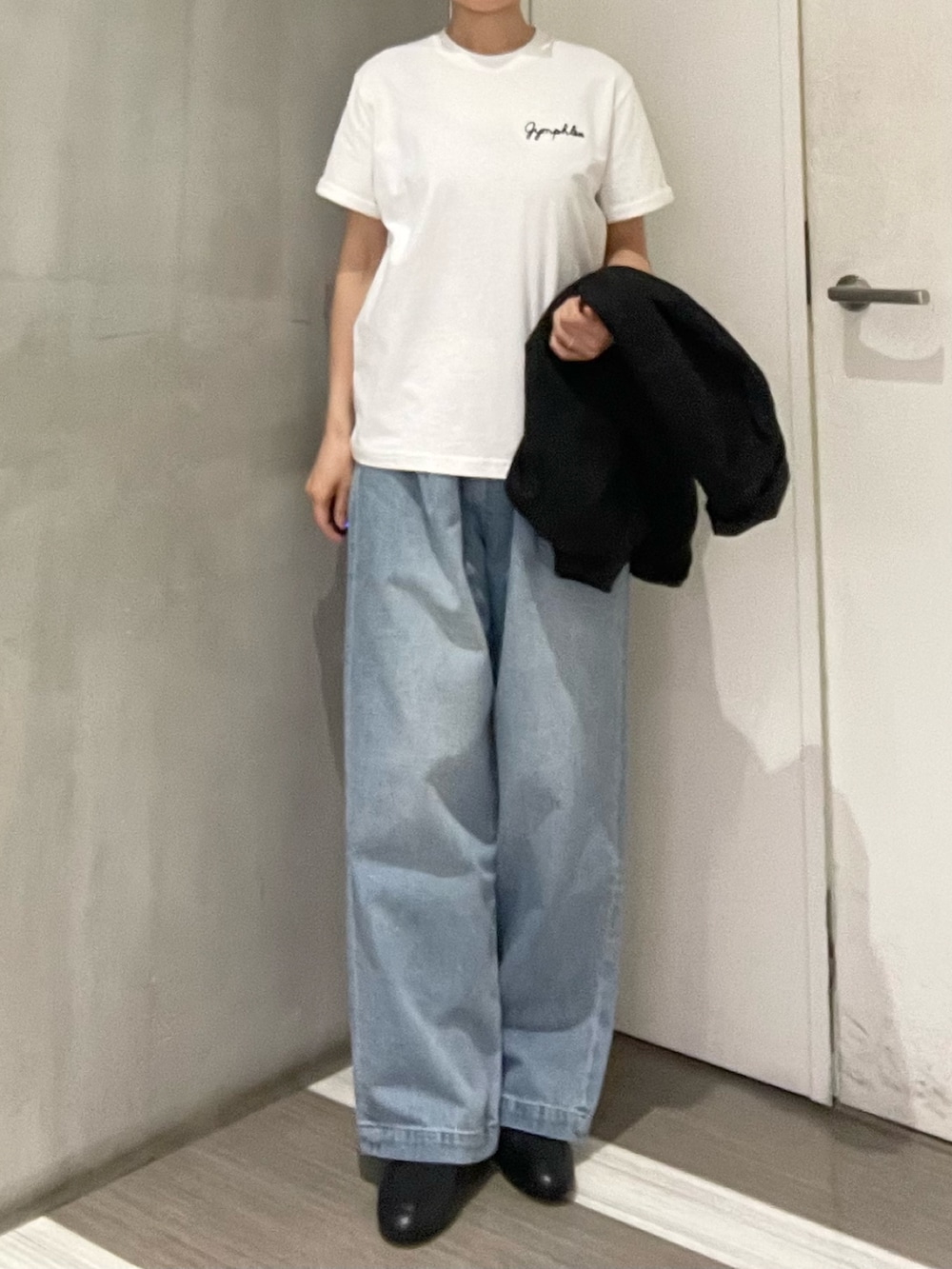 ブラック系のローファー、ホワイト系のTシャツ/カットソー、ブラック系のカバーオールを着用したレディースの春コーディネートの7枚目の写真