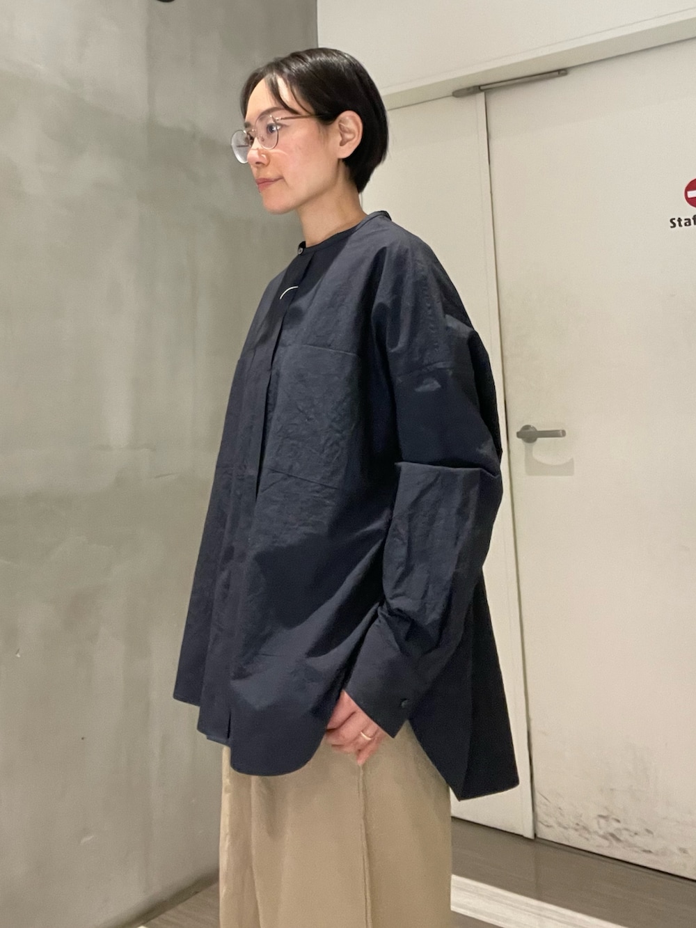 ブルー系のシャツ/ブラウス、ベージュ系のその他パンツを着用したレディースの冬コーディネートの3枚目の写真