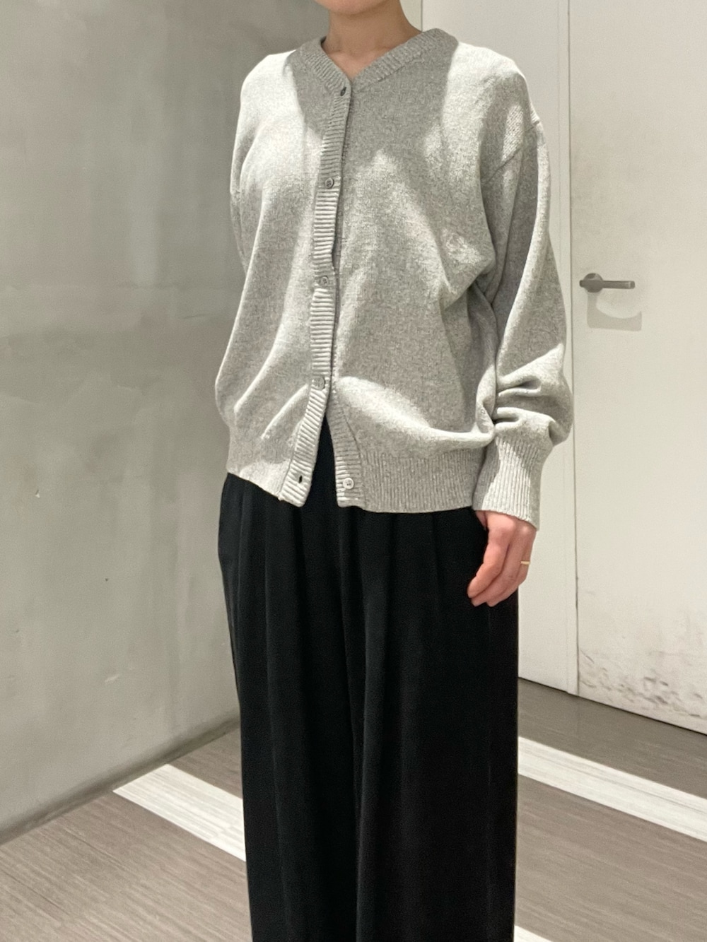 グレー系のニット/セーター、ブラック系のその他パンツ、シルバー系のスニーカーを着用したレディースの冬コーディネートの4枚目の写真