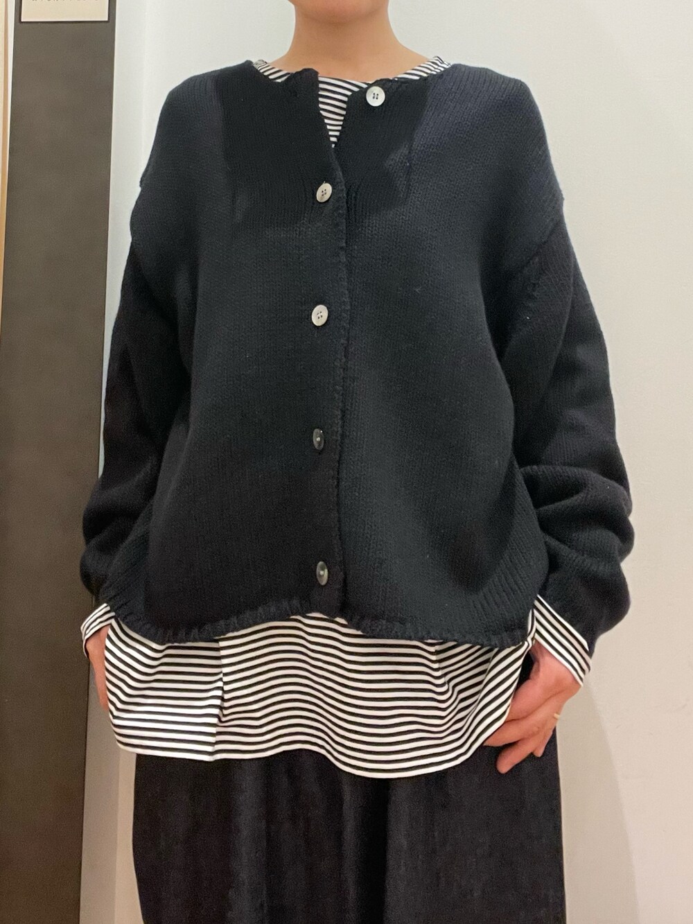 ブラック系のその他シューズ、ブルー系のデニムパンツ、ブラック系のカーディガン/ボレロを着用したレディースの冬コーディネートの5枚目の写真