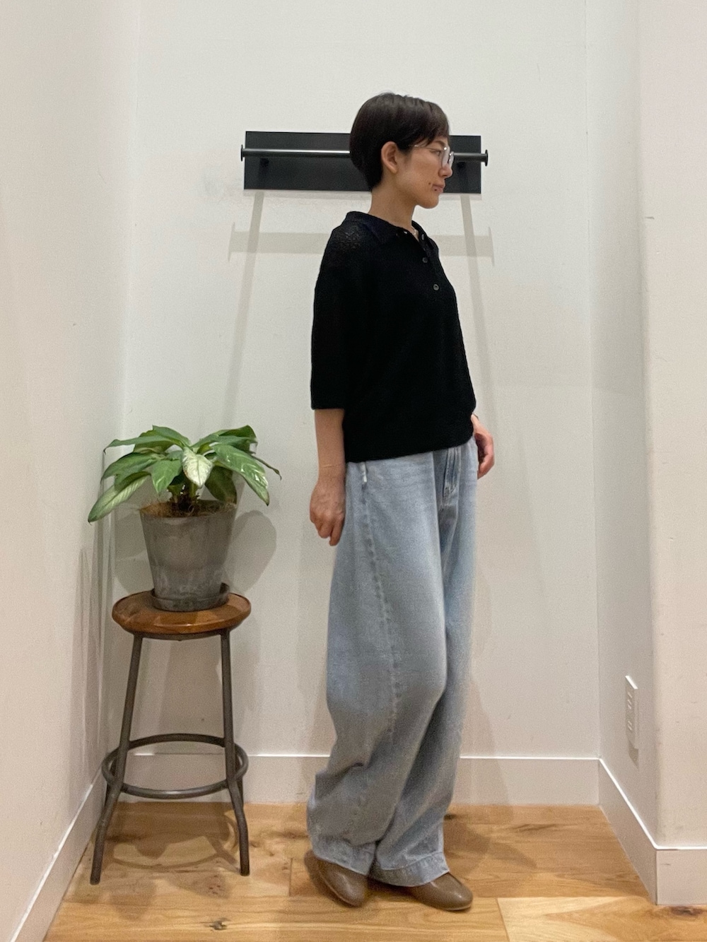 ブラック系のニット/セーター、ベージュ系のローファー、ブラック系のタンクトップを着用したレディースの春コーディネートの5枚目の写真