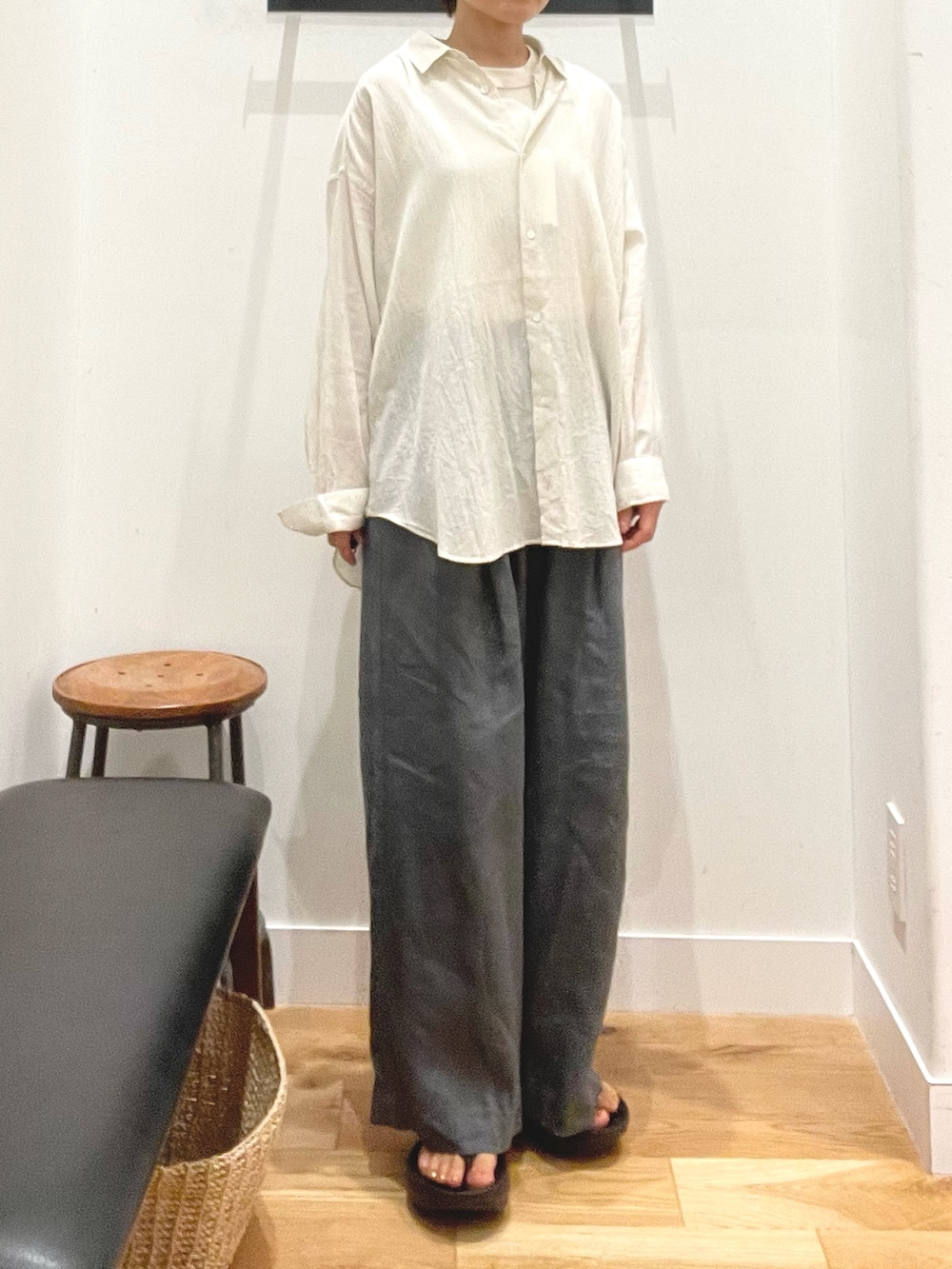 ブラック系のサンダル、ブルー系のその他パンツ、ベージュ系のシャツ/ブラウスを着用したレディースの夏コーディネートの4枚目の写真