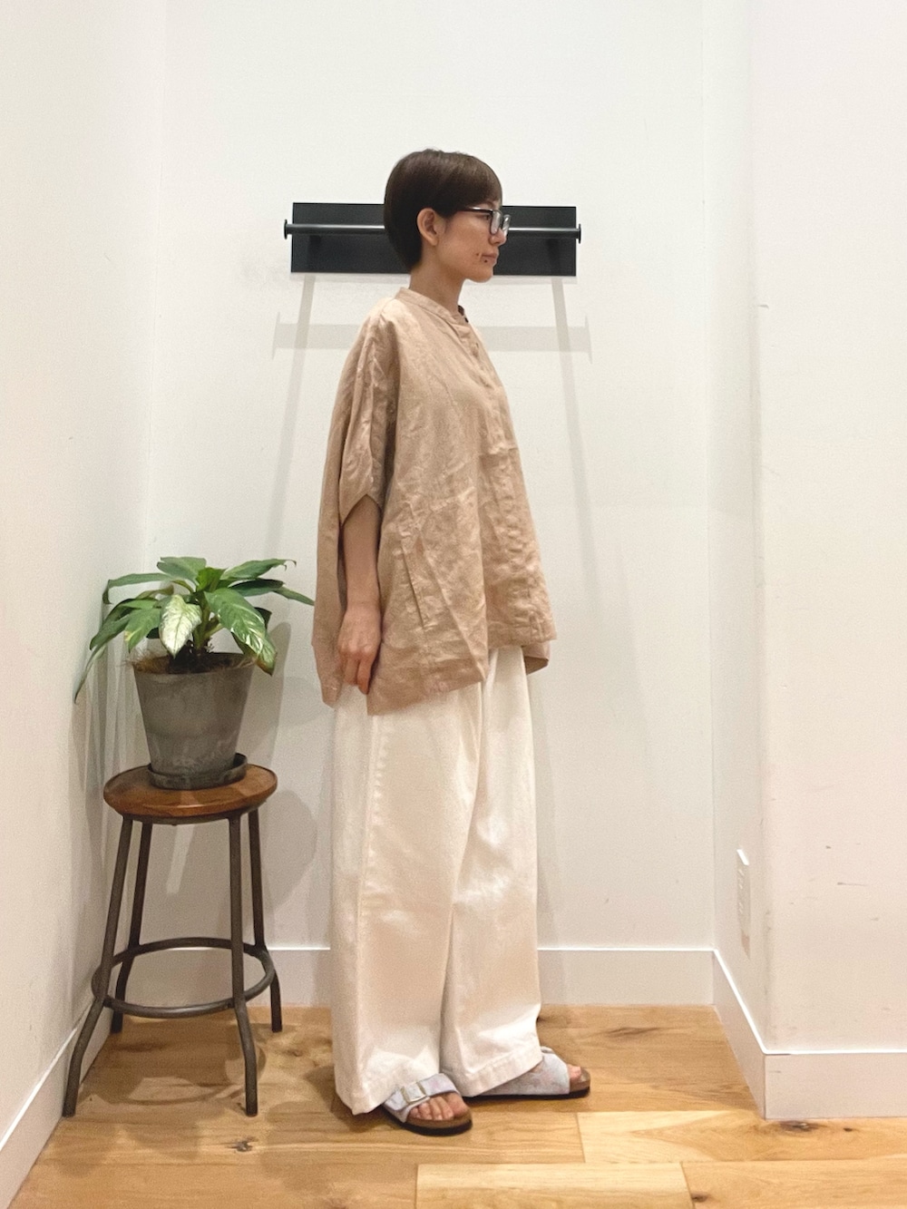 ブルー系のサンダル、ホワイト系のその他パンツ、ピンク系のシャツ/ブラウスを着用したレディースの夏コーディネートの3枚目の写真