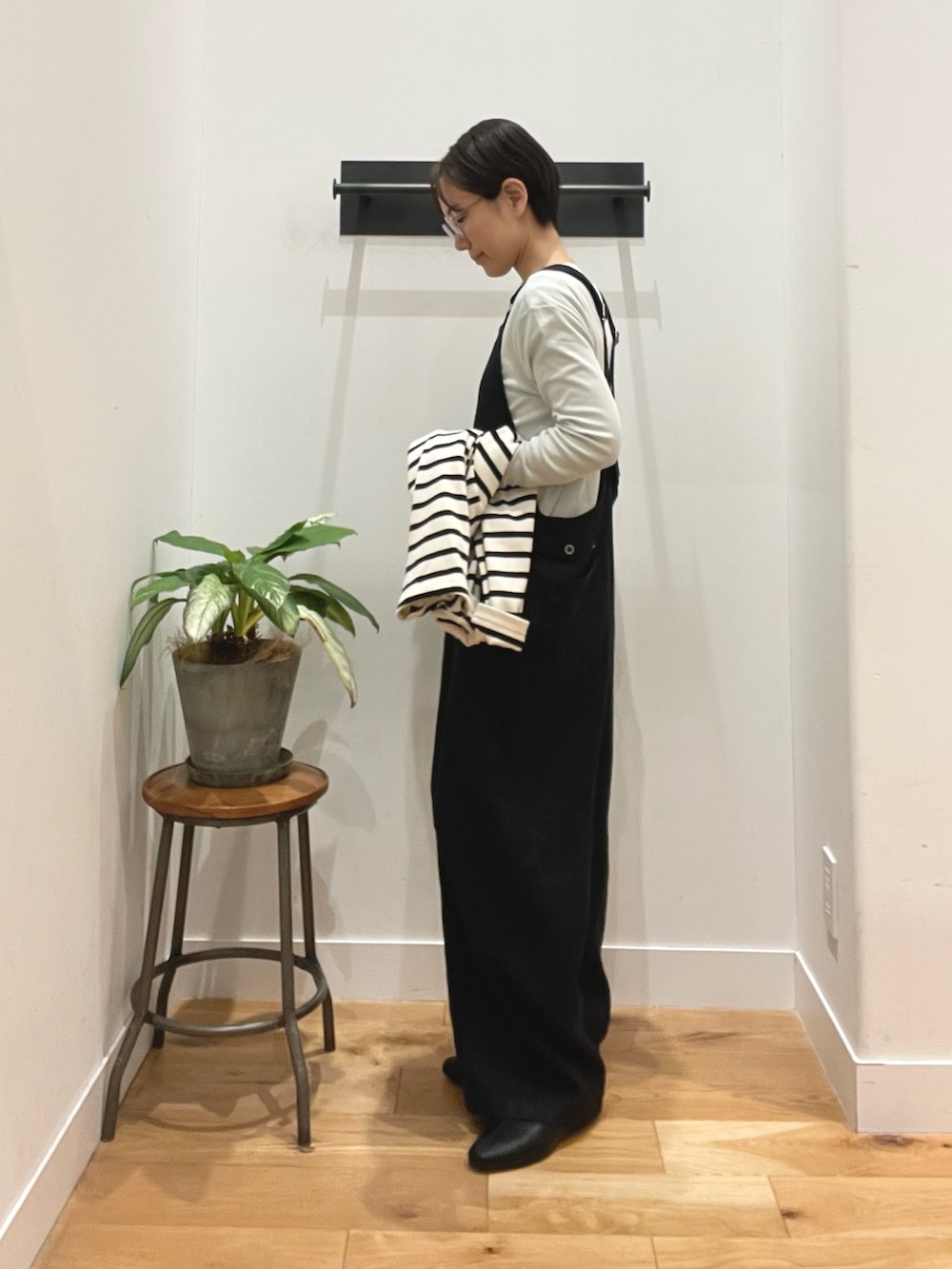 ブラック系のボストンバッグ、ブラック系のその他シューズ、その他のカーディガン/ボレロを着用したレディースの春コーディネートの6枚目の写真