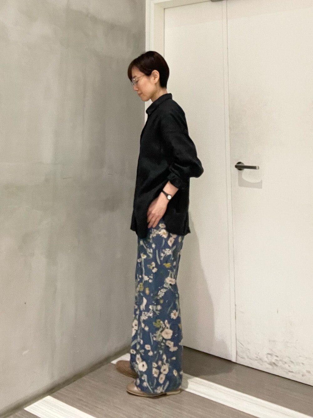 ブルー系のその他パンツ、ブラック系のシャツ/ブラウス、ベージュ系のローファーを着用したレディースの春コーディネートの2枚目の写真