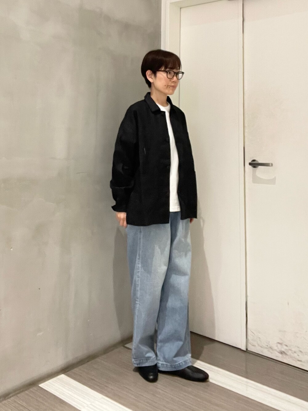 ブラック系のローファー、ホワイト系のTシャツ/カットソー、ブラック系のカバーオールを着用したレディースの春コーディネートの2枚目の写真