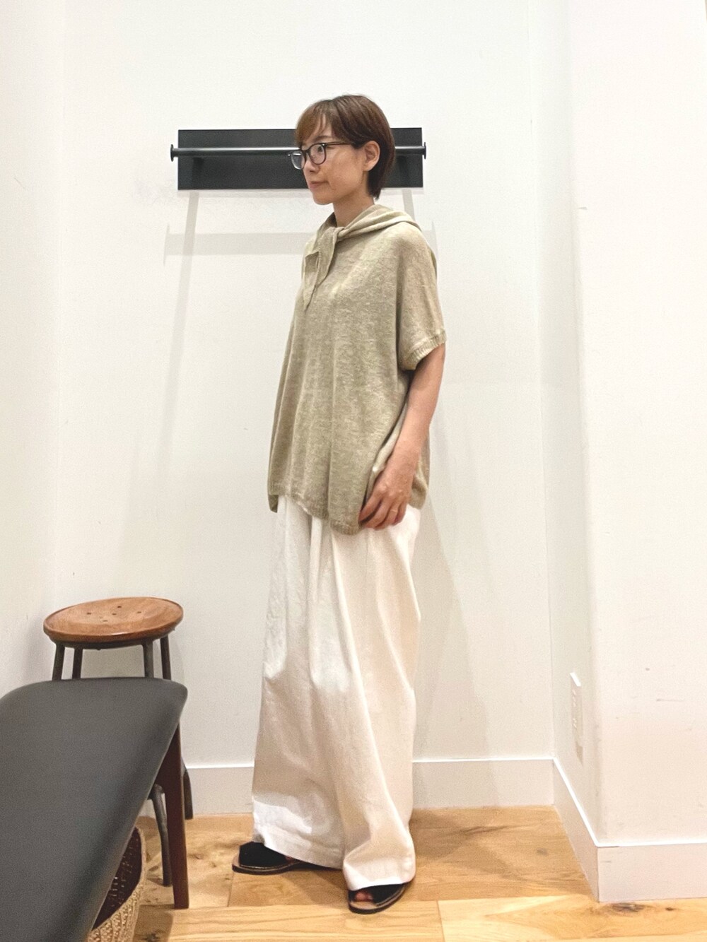 ブラック系のサンダル、ホワイト系のその他パンツ、イエロー系のニット/セーターを着用したレディースの夏コーディネートの2枚目の写真