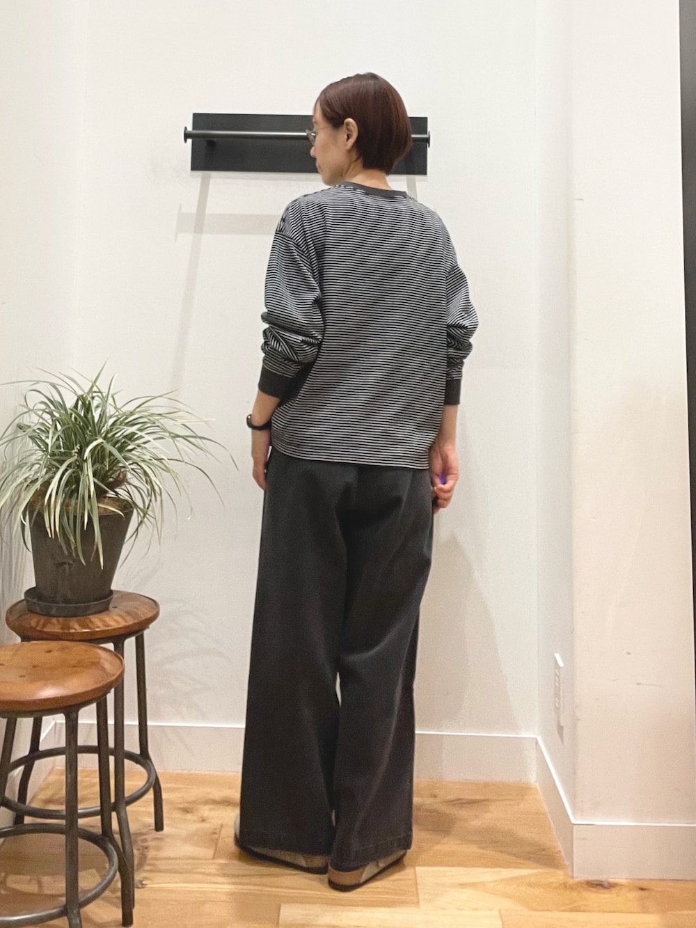ブラック系のTシャツ/カットソー、ベージュ系のその他シューズ、ブラック系のデニムパンツを着用したレディースの夏コーディネートの3枚目の写真