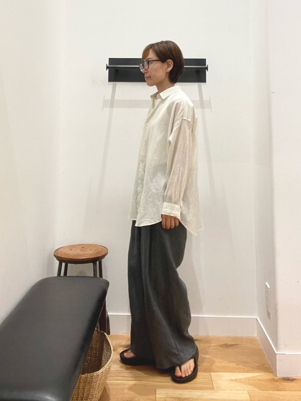 ブラック系のサンダル、ブルー系のその他パンツ、ベージュ系のシャツ/ブラウスを着用したレディースの夏コーディネートの2枚目の写真