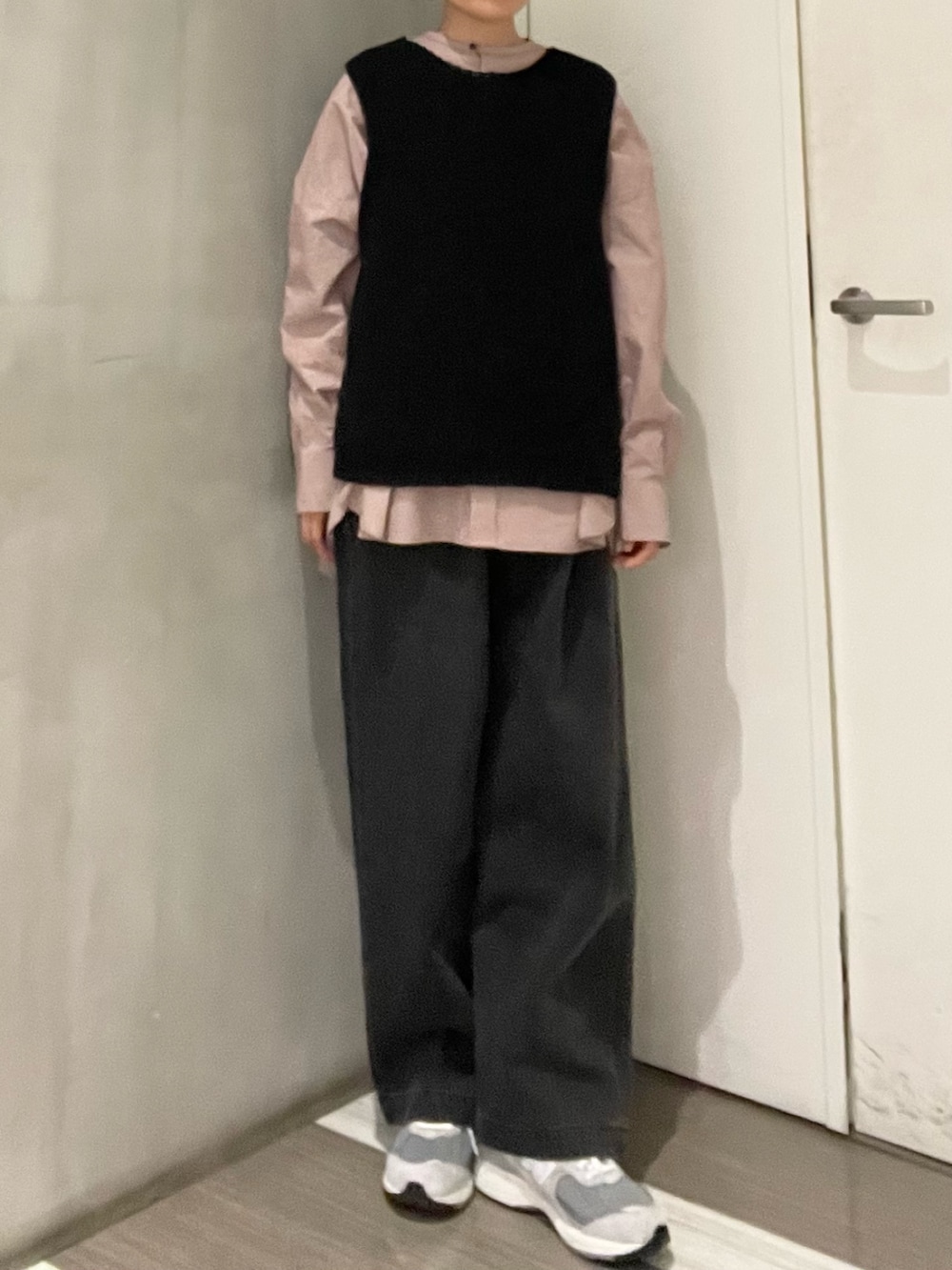 ブラック系のデニムパンツ、ピンク系のシャツ/ブラウス、ブラック系のベストを着用したレディースの冬コーディネートの4枚目の写真