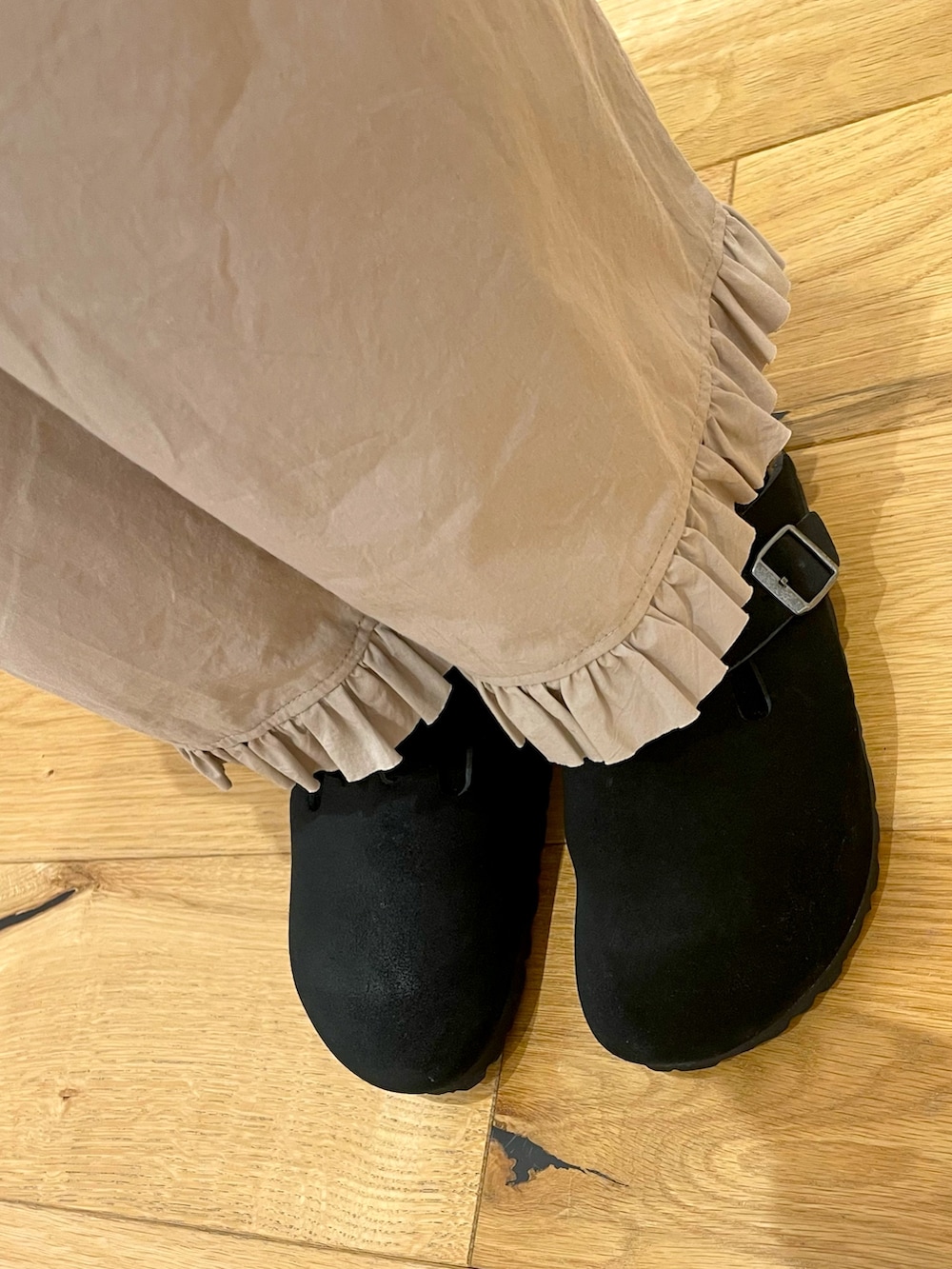 ベージュ系のその他パンツ、ベージュ系のシャツ/ブラウス、ベージュ系のタンクトップを着用したレディースの夏コーディネートの4枚目の写真