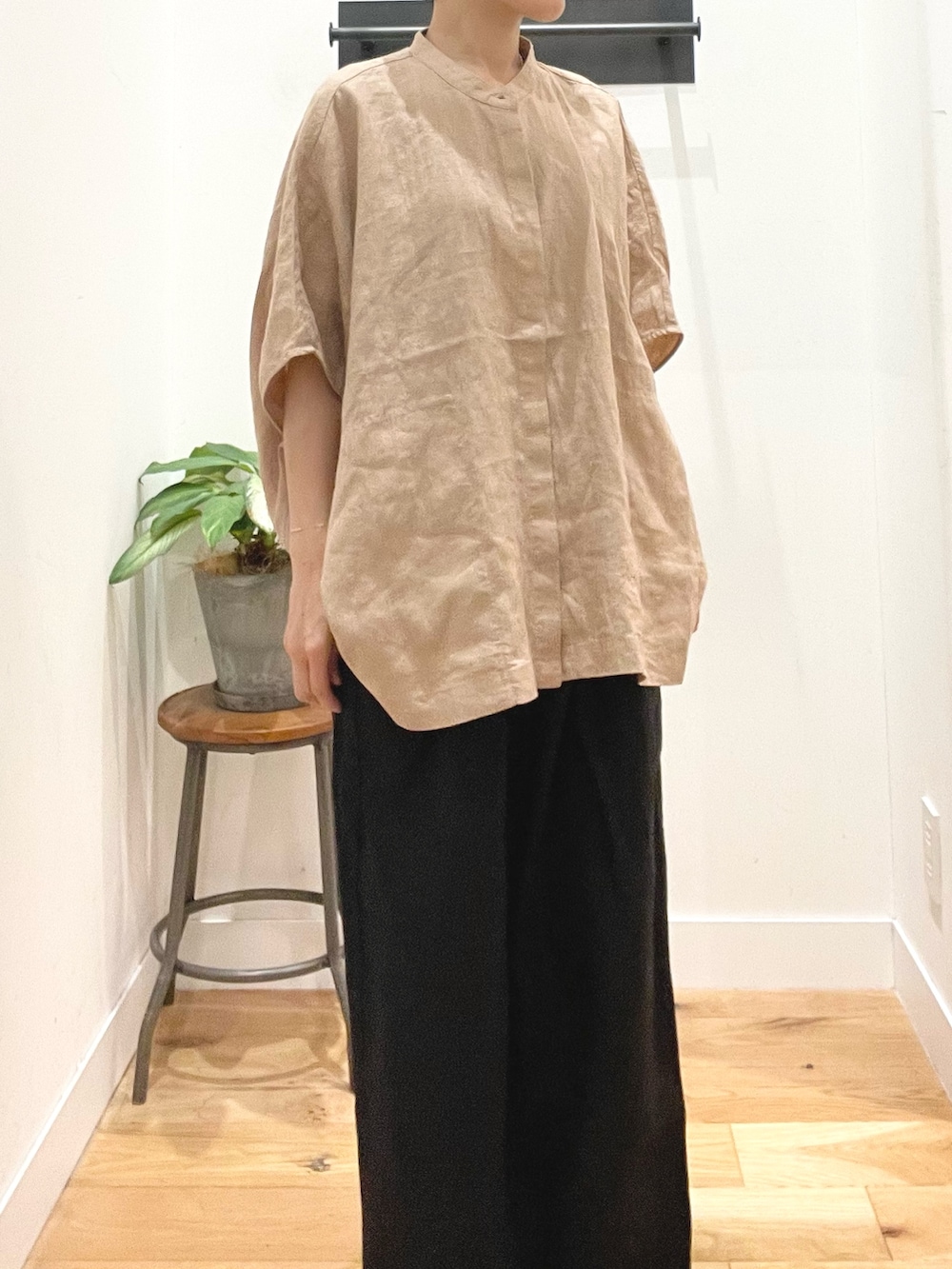ピンク系のシャツ/ブラウス、ブラック系のその他パンツ、ブラック系のサンダルを着用したレディースの春コーディネートの3枚目の写真