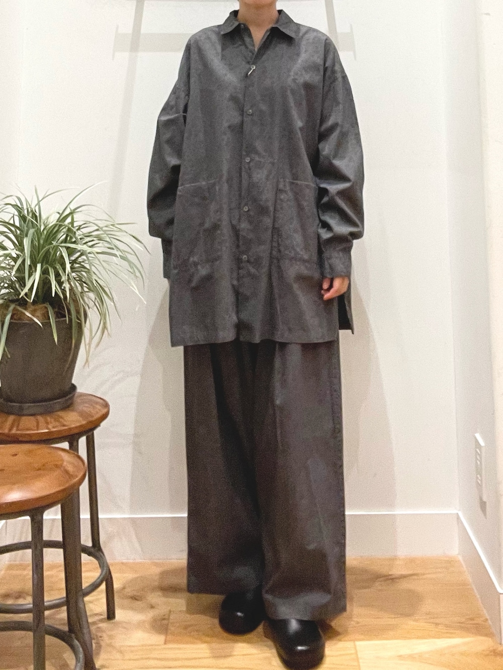 ブラック系のその他シューズ、グレー系のその他パンツ、グレー系のシャツ/ブラウスを着用したレディースの秋コーディネートの5枚目の写真