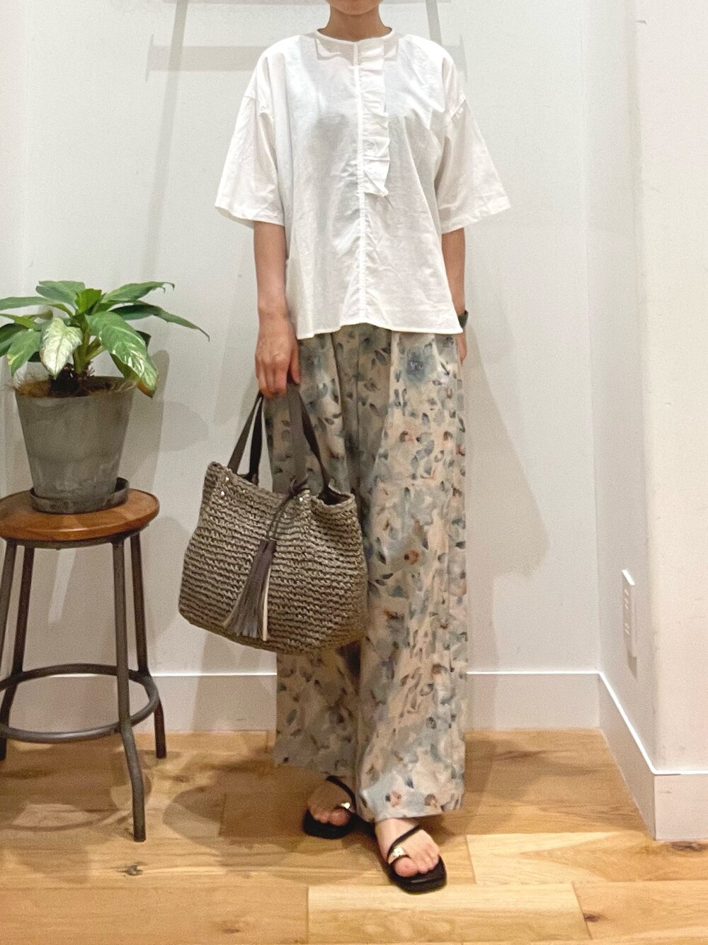 ホワイト系のシャツ/ブラウス、ブルー系のその他パンツ、グレー系のかごバッグを着用したレディースの夏コーディネートの2枚目の写真