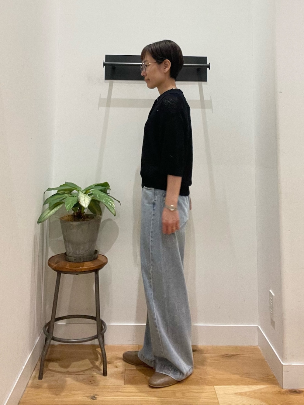 ブラック系のニット/セーター、ベージュ系のローファー、ブラック系のタンクトップを着用したレディースの春コーディネートの3枚目の写真