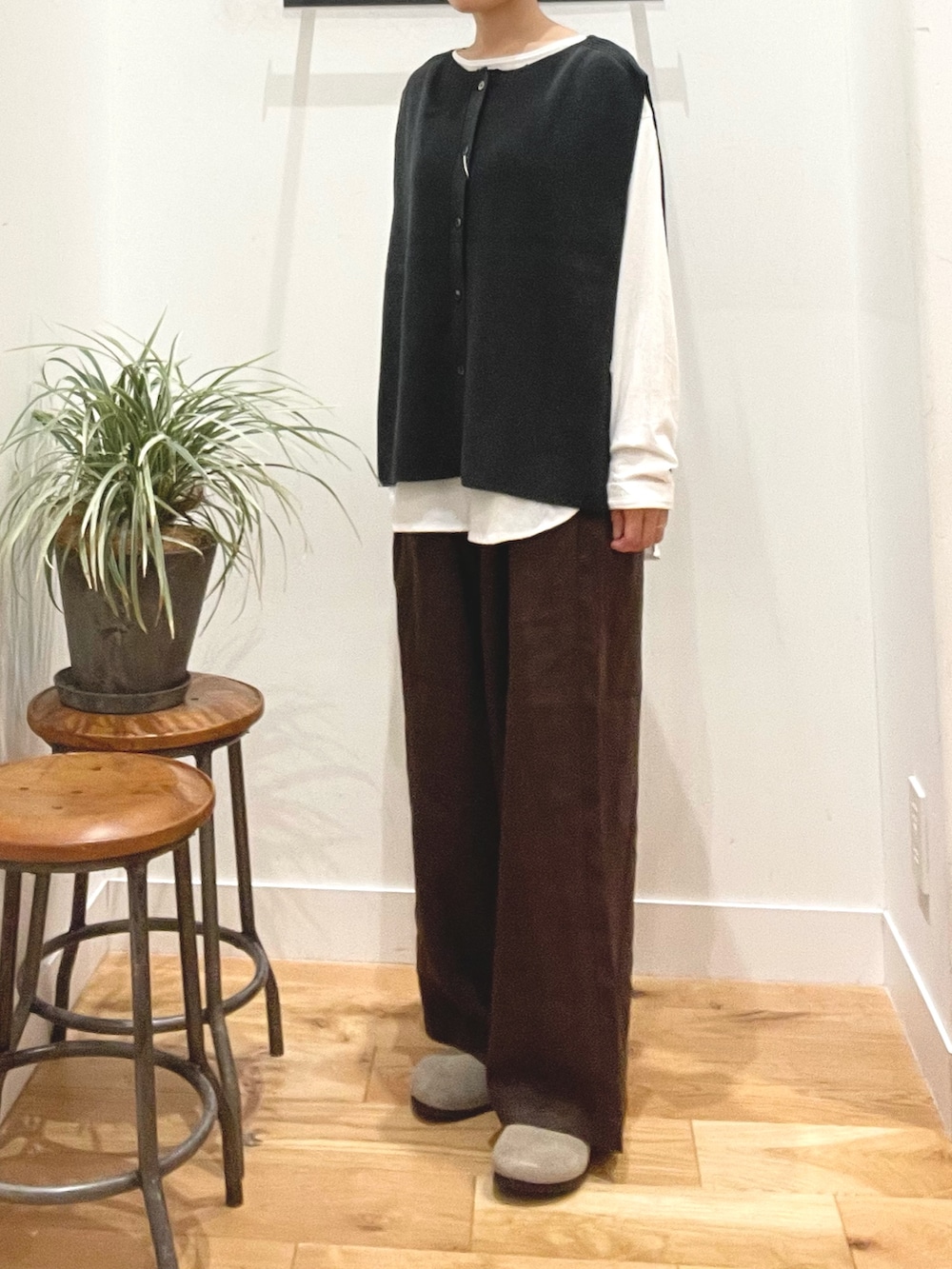 ベージュ系のその他シューズ、ブラウン系のその他パンツ、ブラック系のベストを着用したレディースの夏コーディネートの4枚目の写真