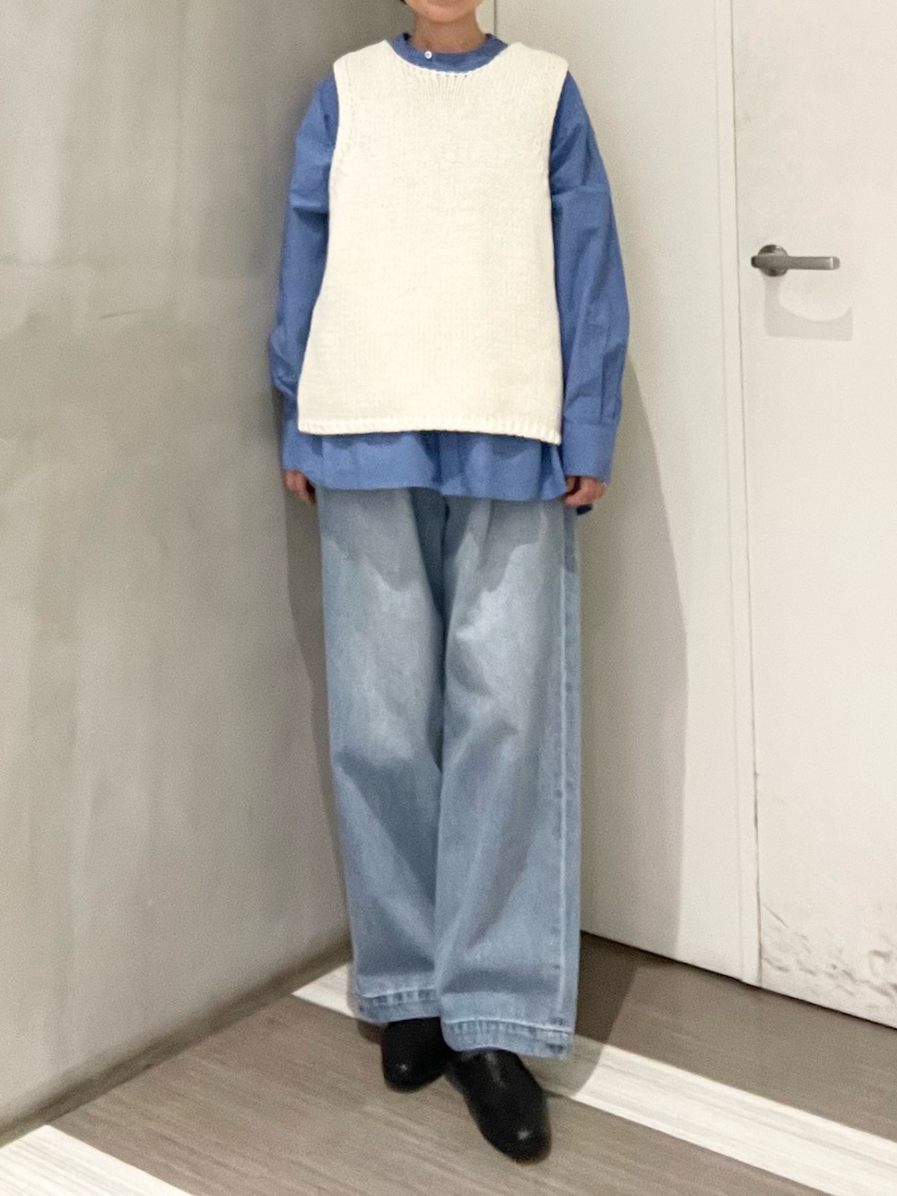 ブルー系のシャツ/ブラウス、ブルー系のデニムパンツ、ホワイト系のベストを着用したレディースの冬コーディネートの7枚目の写真